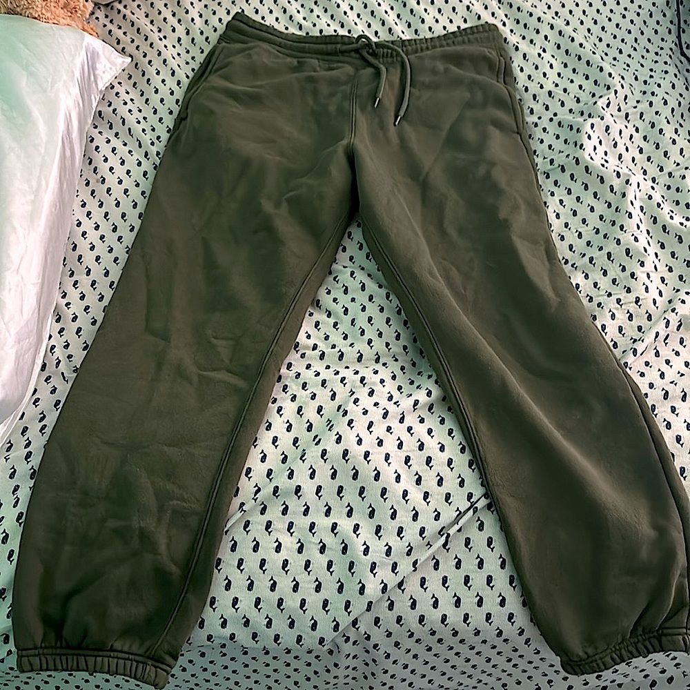 loose/straight fit dark&faded green thick sweatpants
size medium
10$